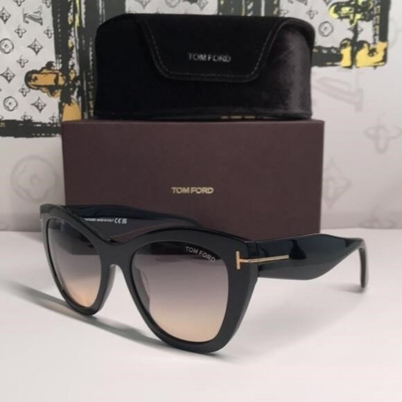 NEW Authentic Tom Ford Black Cat-Eye Sunglasses TF940 01B - Picture 4 of 11